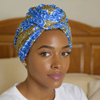 Turban en satin wax africain porté par une femme, vue de face, soin nocturne capillaire