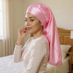 Bonnet en satin pour cheveux lisses, vue de profil trois quarts