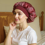 Bonnet de nuit en satin motif paisley porté par femme, vue de profil 3/4 — détail satin