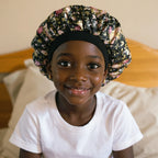 Bonnet en satin enfant motif floral, vue de face