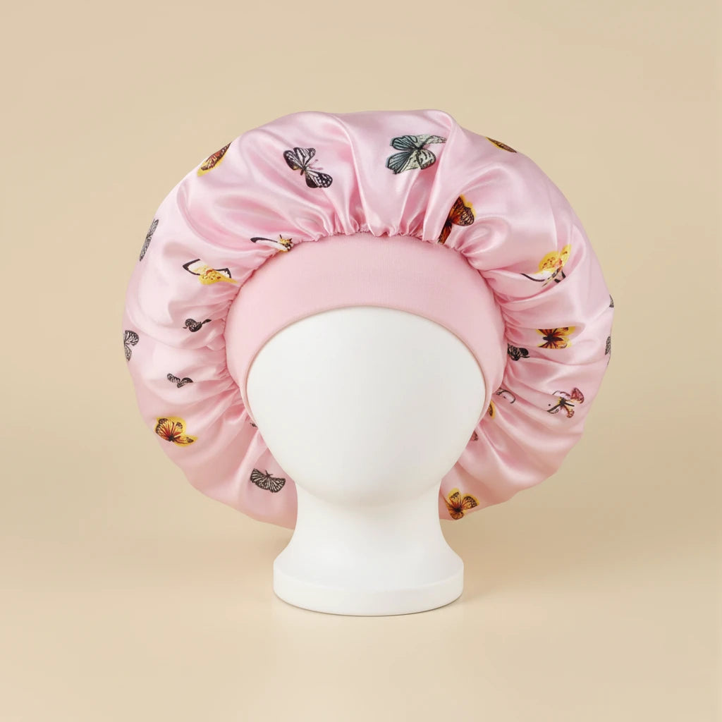 Bonnet en satin enfant motif papillons, coloris rose