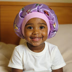 Bonnet en satin enfant motif papillons, coloris violet, vue de face
