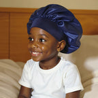 Bonnet en satin enfant, coloris bleu marine, vue de profil trois quarts