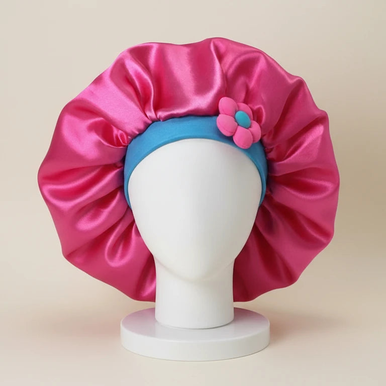 Bonnet en satin enfant à fleur, coloris rose