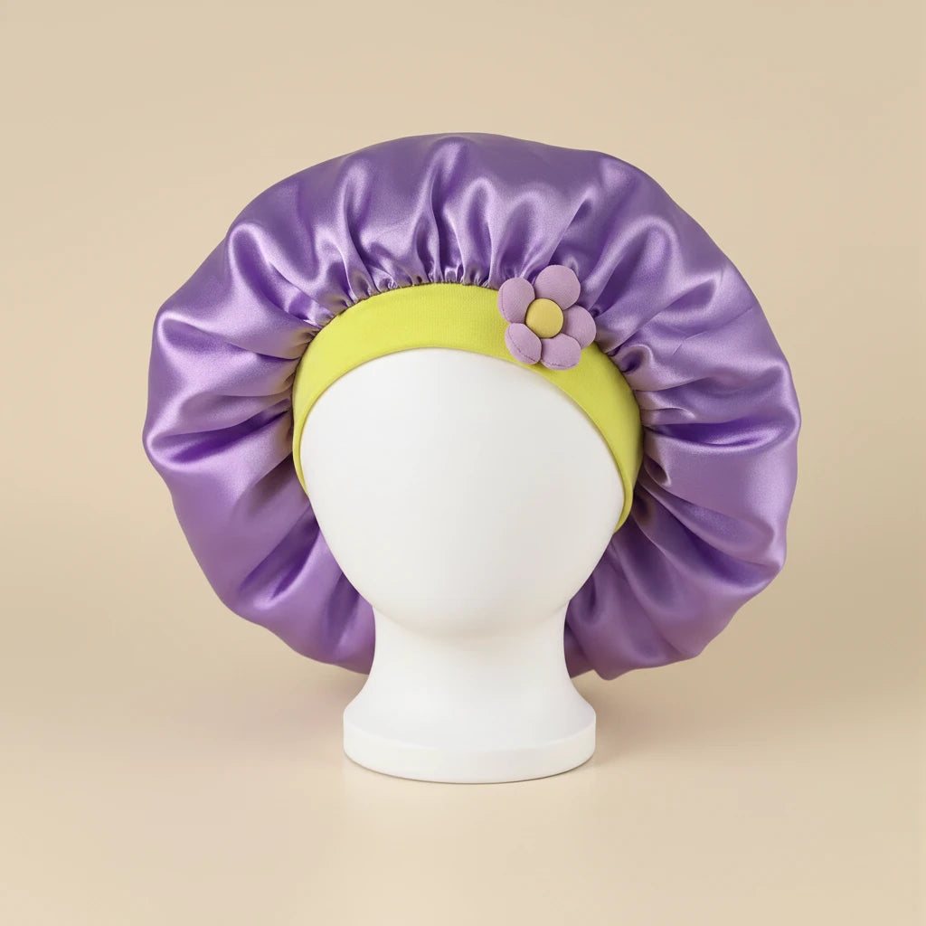 Bonnet en satin enfant à fleur, coloris violet