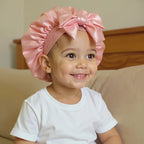 Bonnet en satin enfant réglable, vue de profil trois quarts