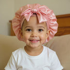 Bonnet en satin enfant réglable, vue de face