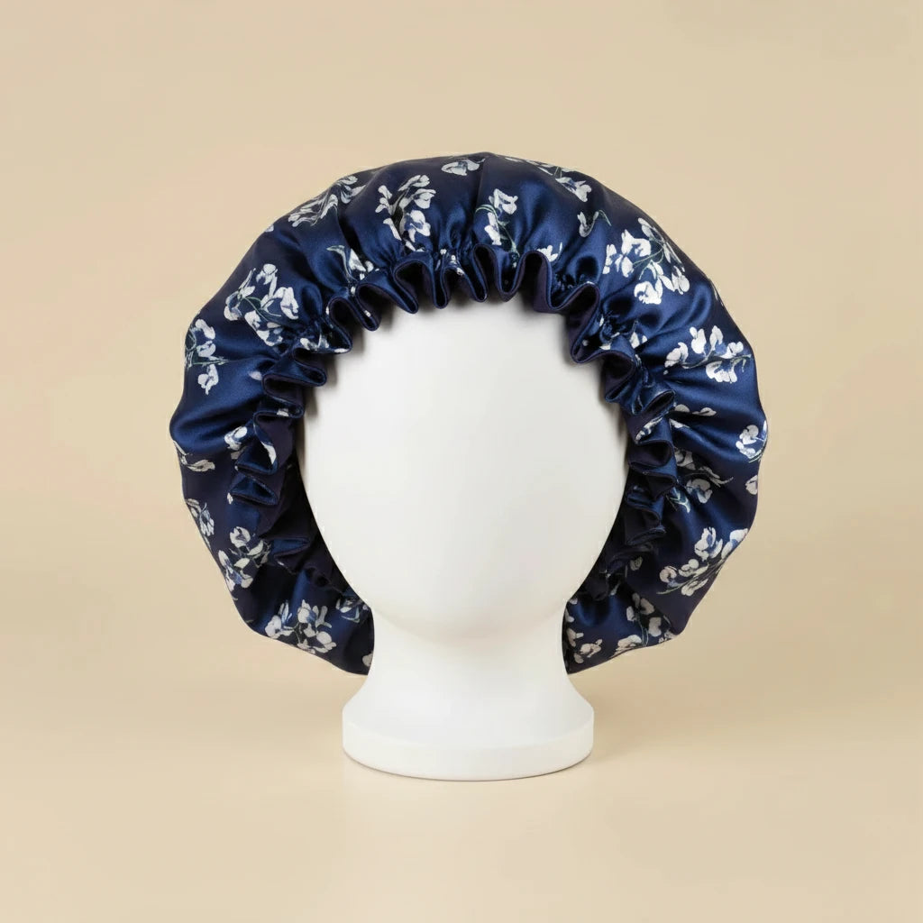 Bonnet en satin doublé motif floral coloris Motif floral bleu marine — packshot premium