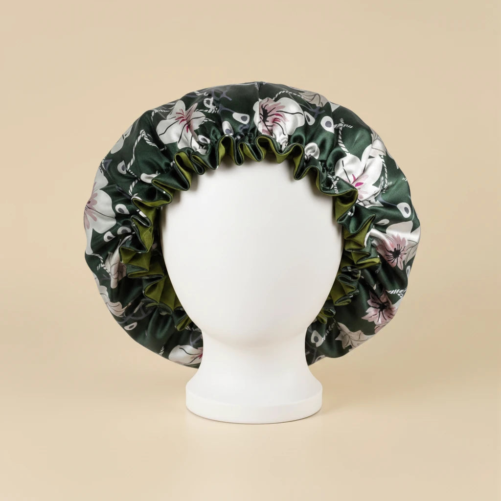 Bonnet en satin doublé motif floral coloris Motif floral vert — packshot premium