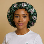 Bonnet en satin doublé motif floral porté par femme, vue de face — soin nocturne capillaire