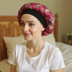 Bonnet en satin à motif floral porté par une femme, vue de profil, détail du satin