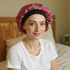 Bonnet en satin à motif floral porté par une femme, vue de face, soin capillaire