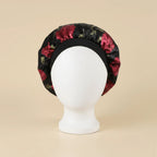 Bonnet en satin à motif floral coloris noir, packshot premium