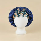 Bonnet en satin imprimé floral, coloris bleu marine