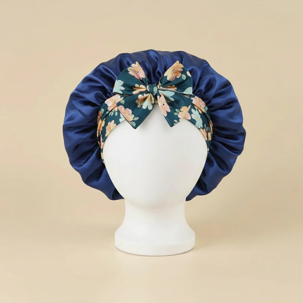 Bonnet en satin imprimé floral, coloris bleu marine