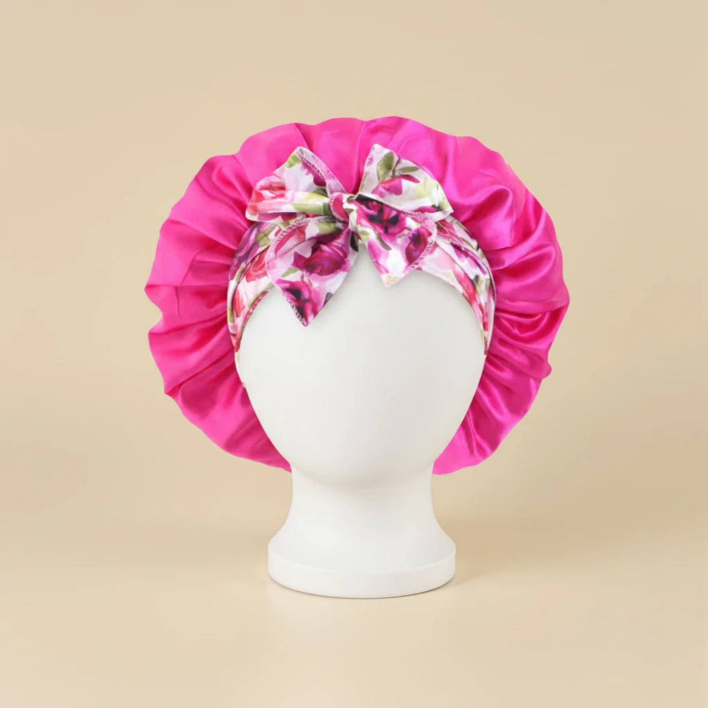Bonnet en satin imprimé floral, coloris fuchsia