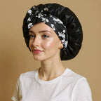 Bonnet en satin imprimé floral, vue de profil trois quarts