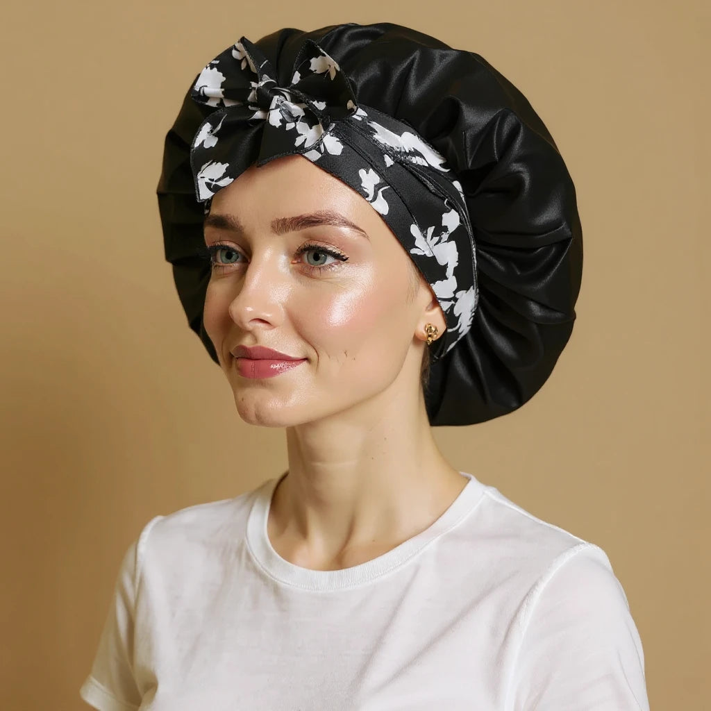 Bonnet en satin imprimé floral, vue de profil trois quarts