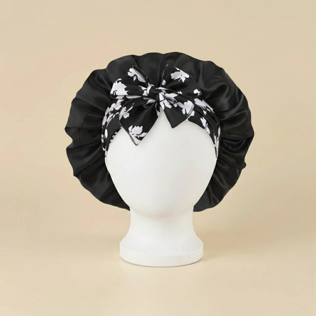 Bonnet en satin imprimé floral, coloris noir