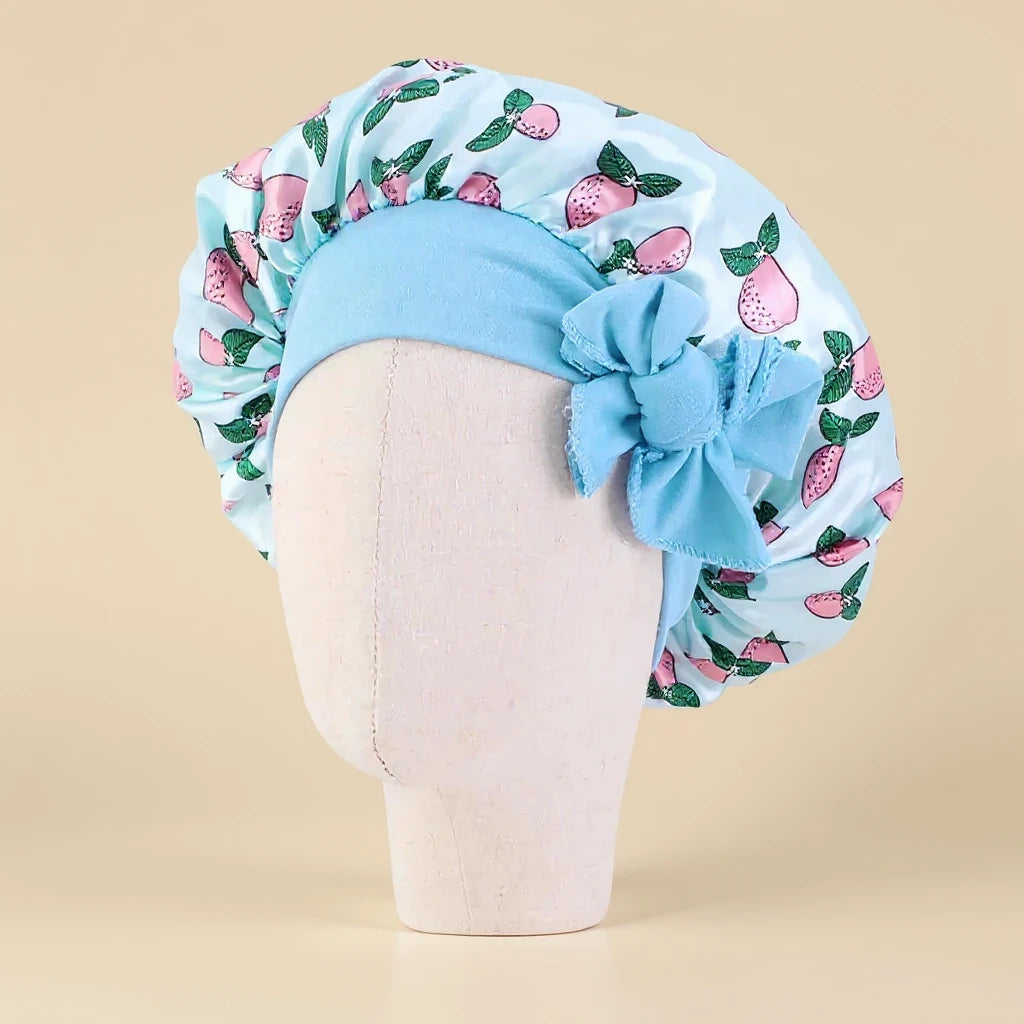 Bonnet en satin fille motif fruits à nœud, coloris bleu