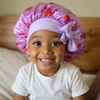Bonnet en satin fille motif fruits à nœud, coloris violet, vue de face