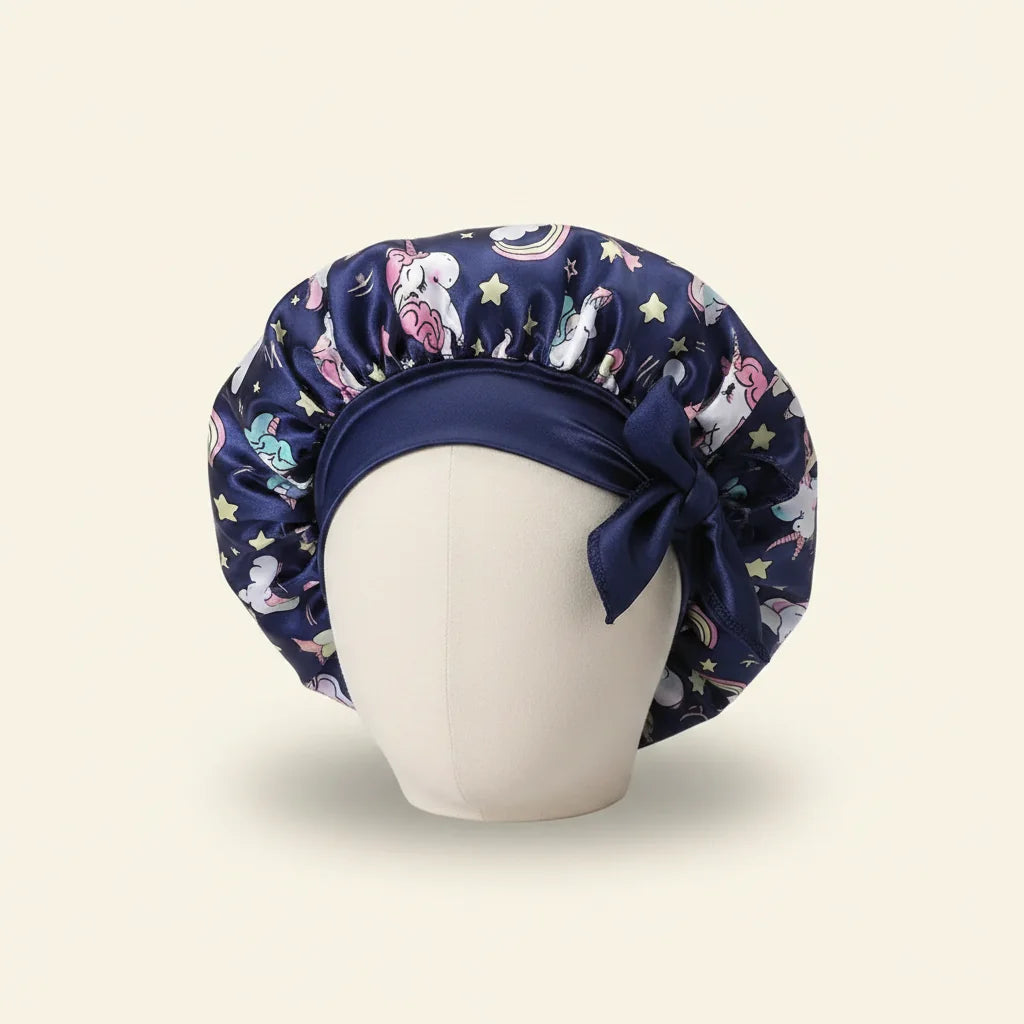 Bonnet en satin bébé motif licorne coloris Bleu marine — packshot premium