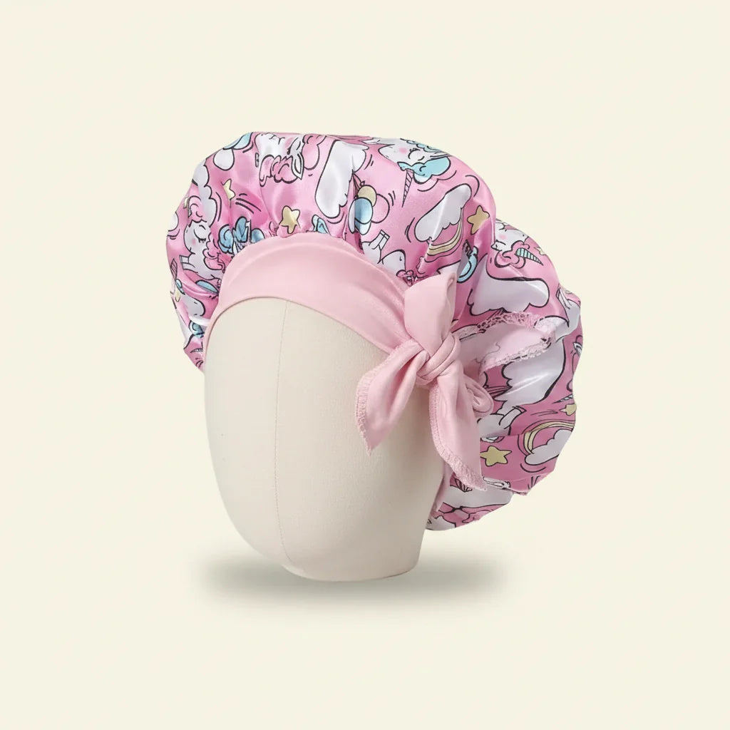 Bonnet en satin bébé motif licorne coloris Rose clair — packshot premium