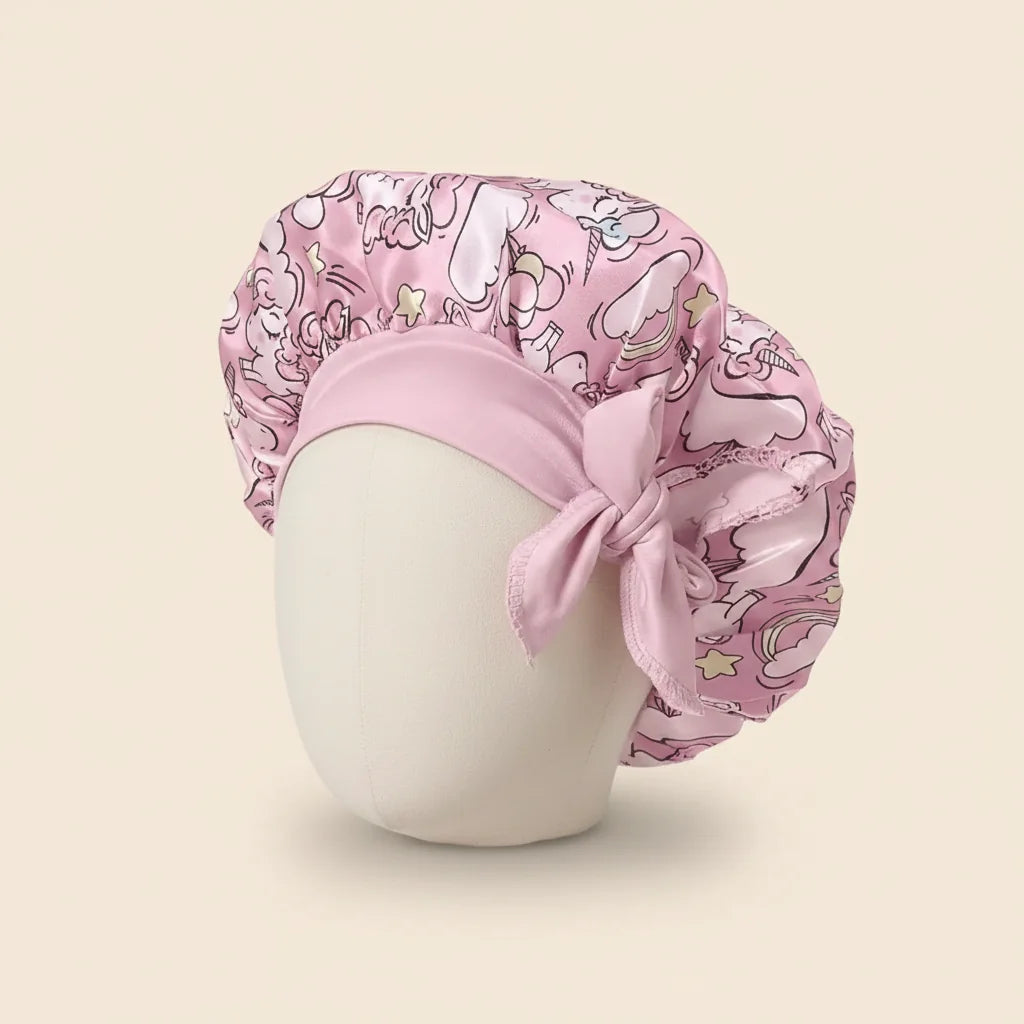 Bonnet en satin bébé motif licorne coloris Rose — packshot premium