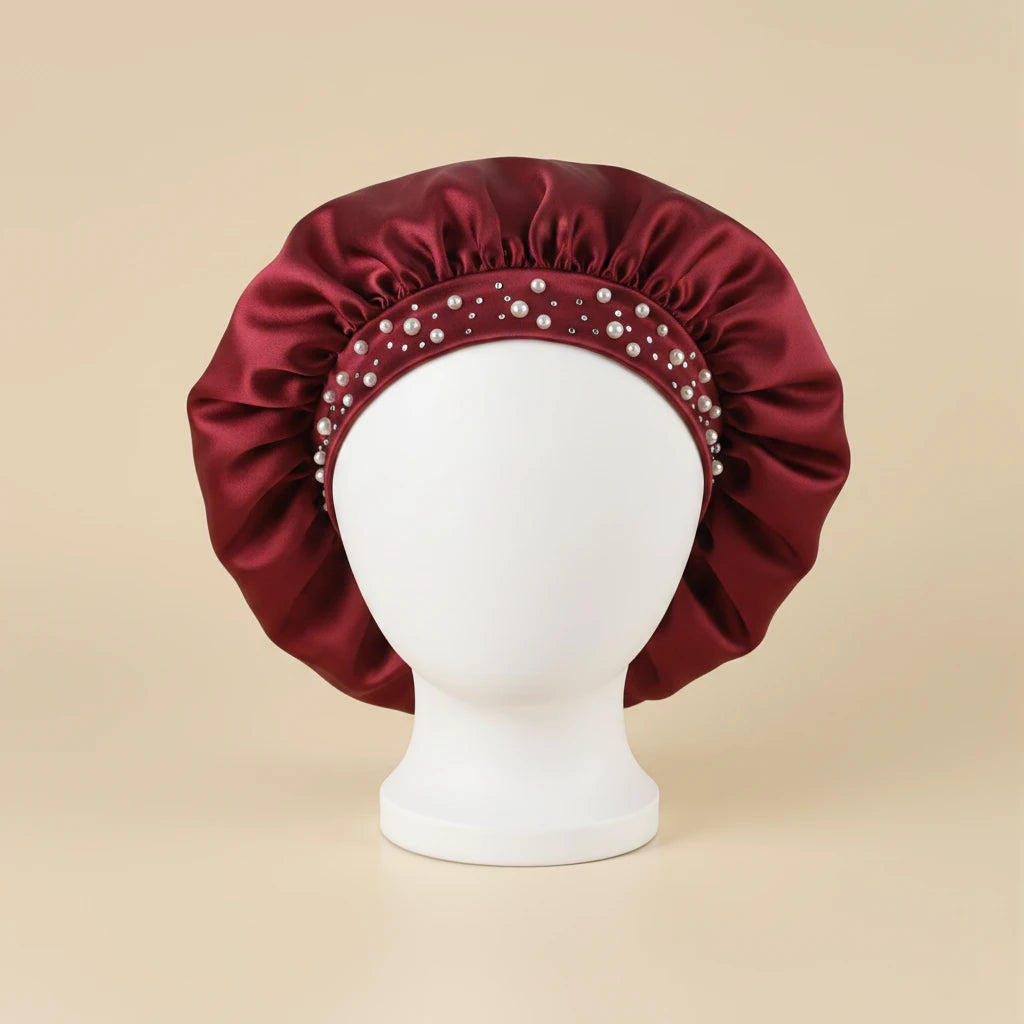 Bonnet en satin à bande perlée, coloris bordeaux