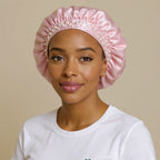Bonnet en satin à bande perlée, vue de face