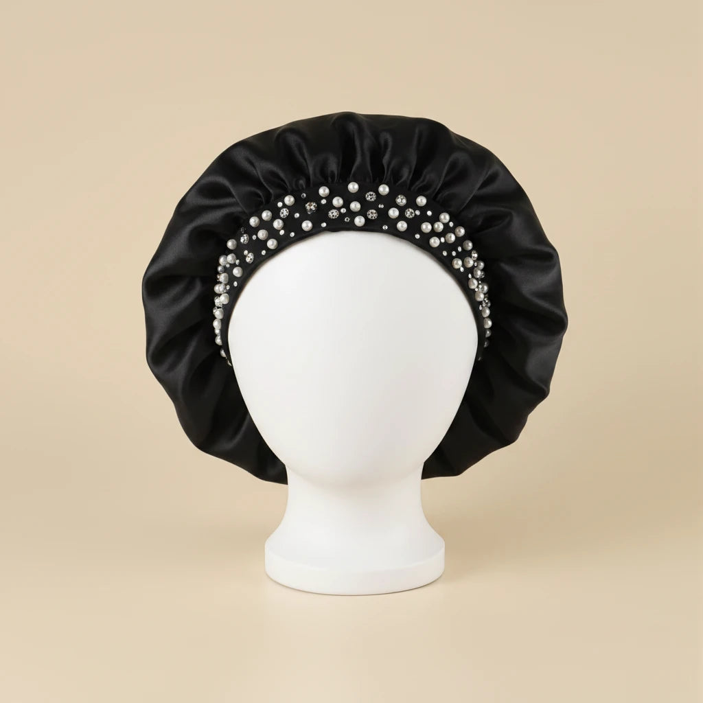 Bonnet en satin à bande perlée, coloris noir