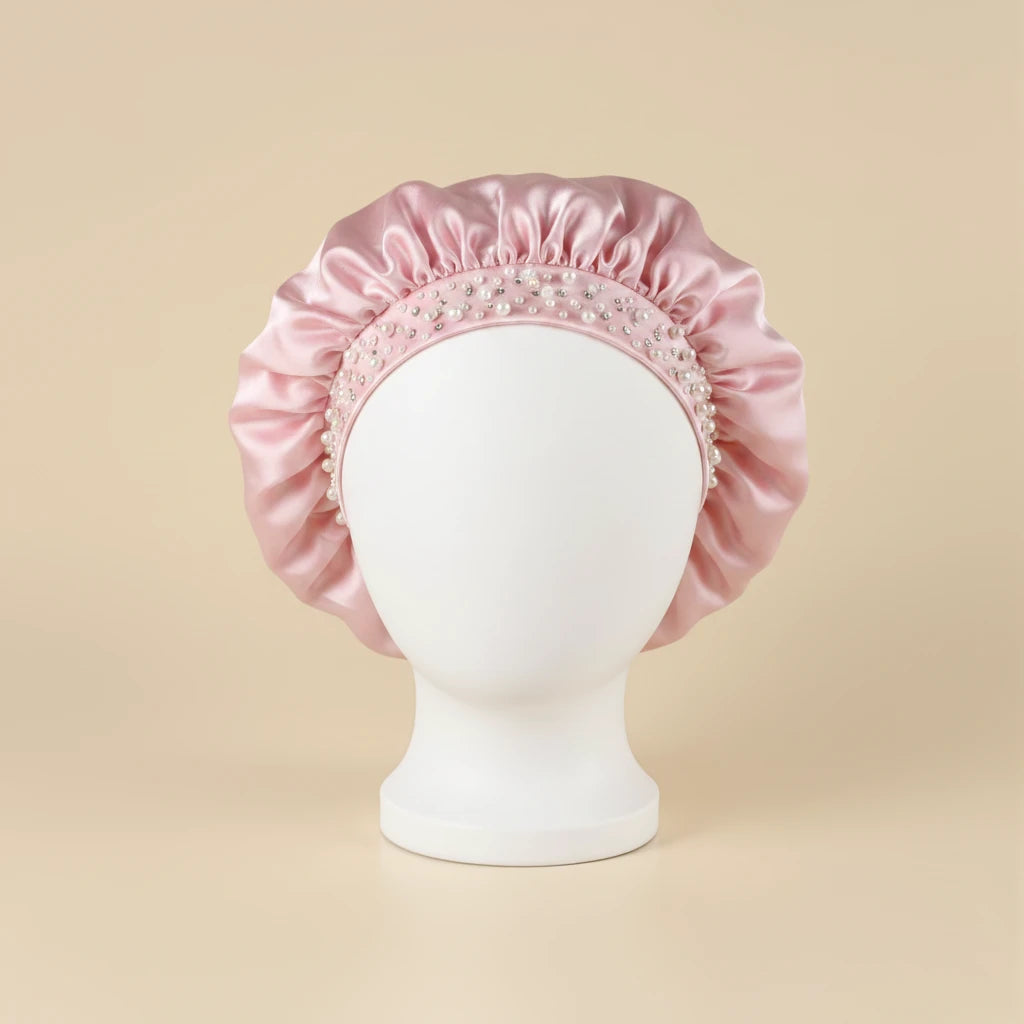 Bonnet en satin à bande perlée, coloris rose