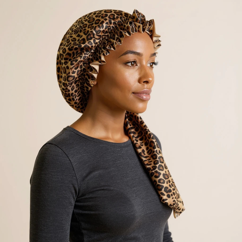 Ensemble de 2 bonnets en satin léopard, vue de profil trois quarts