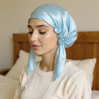 Bonnet de nuit en satin coloris Bleu porté par femme — soin nocturne capillaire