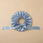 Bonnet de nuit en satin coloris Bleu posé à plat — packshot satin premium