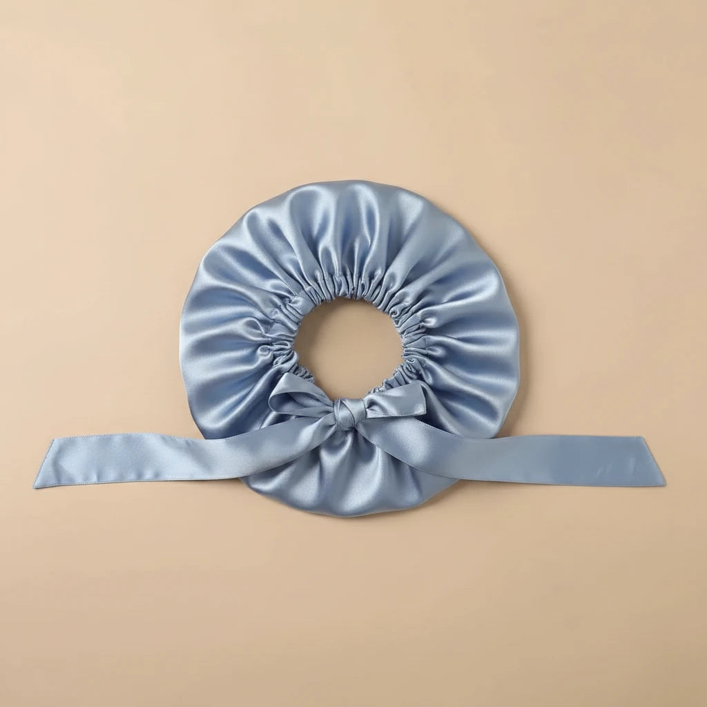 Bonnet de nuit en satin coloris Bleu posé à plat — packshot satin premium