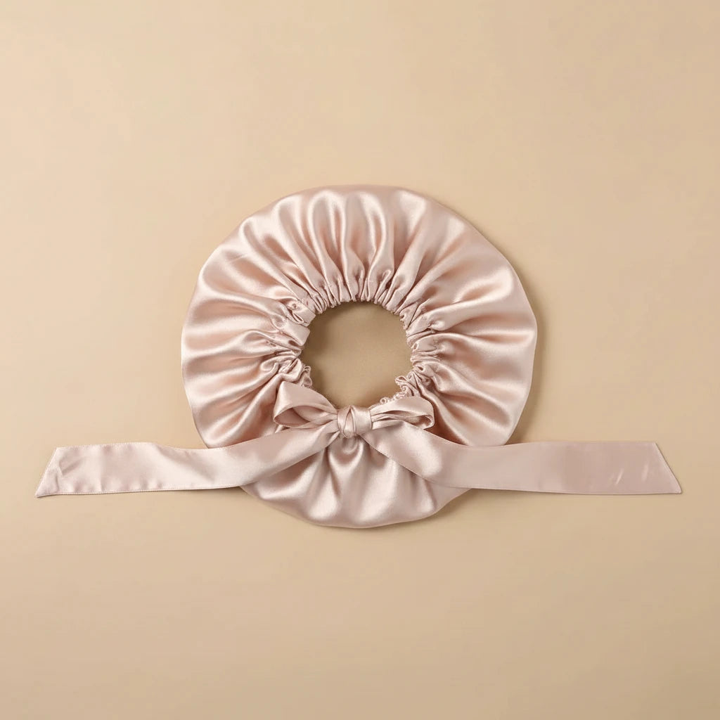 Bonnet de nuit en satin coloris Champagne posé à plat — packshot satin premium