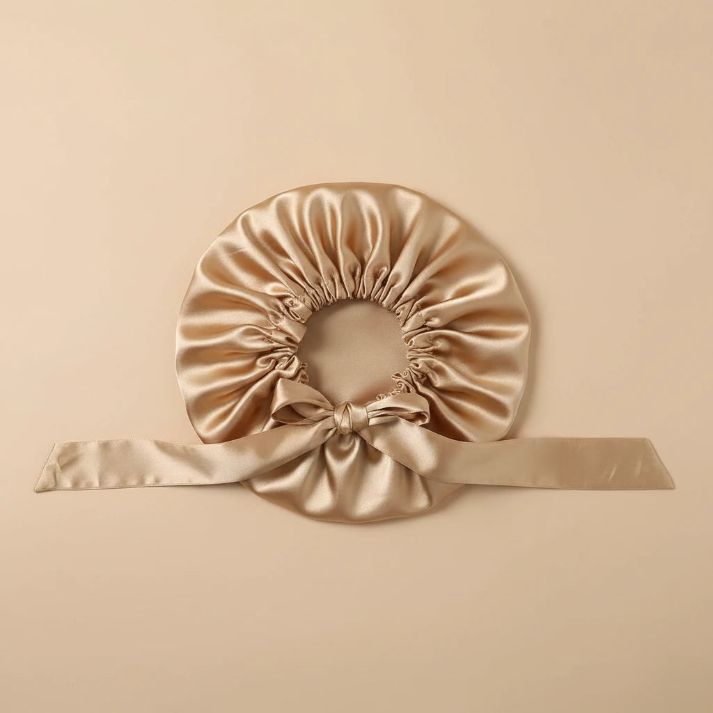 Bonnet de nuit en satin coloris Doré posé à plat — packshot satin premium